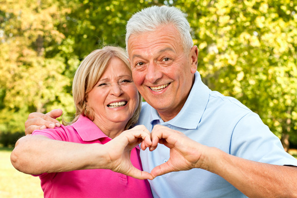 Como o folato atua nas doenças cardiovasculares e cerebrovasculares e na hipertensão?